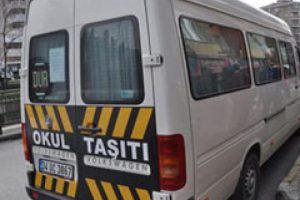 İndiği okul servisinin altında kaldı