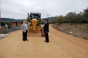 Işıklı k&ouml;y&uuml; yolu genişletiliyor