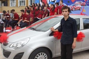 İlk 100'e girdi arabayı kazandı