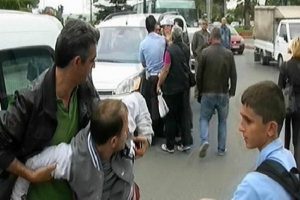 Annesine &ccedil;arpan s&uuml;r&uuml;c&uuml;ye kafa attı