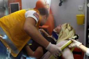 Ablasına omuz atan gencin kafasına masa fırlattı