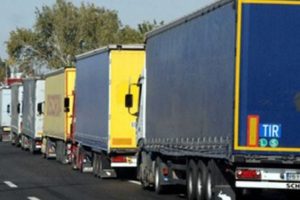 Doğubayazıt'ta 15 km'lik TIR kuyruğu!