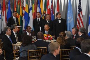 G&uuml;l, Obama ile aynı masada