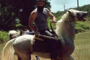 &Uuml;nl&uuml; oyuncunun boyuna g&ouml;re at bulamadılar
