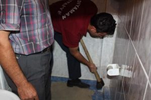 Kedi havalandırmada mahsur kaldı