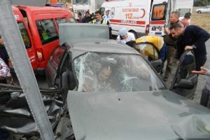 Otomobilin &ccedil;arptığı trakt&ouml;r ikiye b&ouml;l&uuml;nd&uuml;
