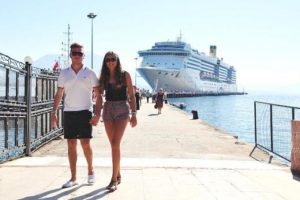 L&uuml;ks gemilerle turist akını