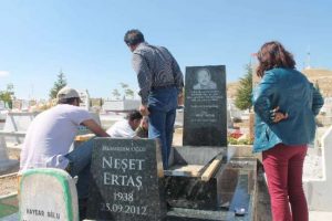 &Ouml;l&uuml;m yıl d&ouml;n&uuml;m&uuml;nde anıt mezar yaptırıldı