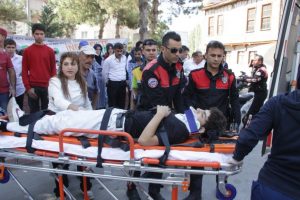 Yunuslardan ka&ccedil;arken kamyonete &ccedil;arptı