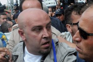 Bekir Bozdağ'a vuran adam dayak yedi