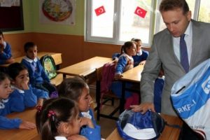 208 &ouml;ğrenciye kırtasiye yardımı