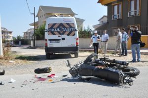 Motosiklet okul servisine &ccedil;arptı