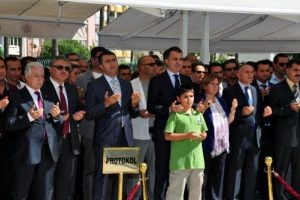 Minik Hasan'ı bakan teselli etmeye &ccedil;alıştı