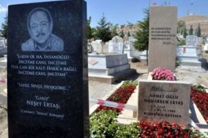 Neşet Ertaş'a anıt mezar