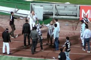 Sahaya inenleri engellemeye &ccedil;alıştılar ama...