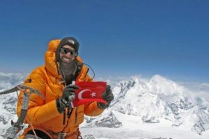 Manaslu Dağı'nın zirvesinde T&uuml;rk bayrağı