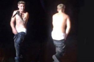 Justin Bieber'ın sahnede pantolonu d&uuml;ş&uuml;nce!