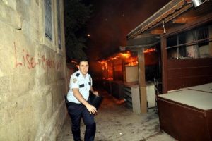 Hediyelik eşya satış standları yandı
