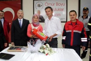 Yeni evli &ccedil;ifte şaşırtan hediye
