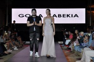 Otel lobisinde şık defile