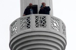 Minareye &ccedil;ıkıp alacağını istedi, işleri arttı