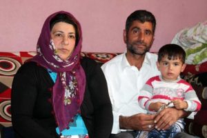 Doğuştan b&ouml;breği olmayan minik Rıdvan'ın babası &ccedil;aresiz