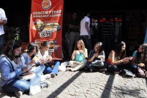 &Uuml;niversitede 'fast food' protestosu