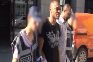 Uyuşturucu kuryesi havaalanında b&ouml;yle yakalandı!