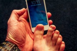 iPhone 5S'i g&ouml;ğ&uuml;s ucuyla a&ccedil;tılar