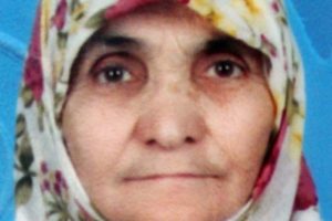 Yolun karşısına ge&ccedil;erken ara&ccedil; altında &ouml;ld&uuml;