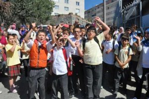 &Ouml;ğrenci ile velilerin okul isyanı