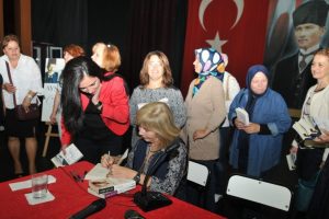 Nil&uuml;ferli kadınlar Ayşe Kulin'le buluştu