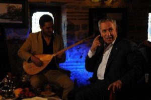 Arın&ccedil;, Bursa'da  t&uuml;rk&uuml; s&ouml;yledi