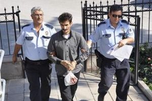 Silahla yakalanan Suriyeli g&ouml;zaltında