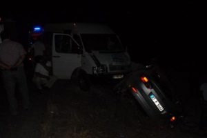 Minib&uuml;s ile otomobil &ccedil;arpıştı