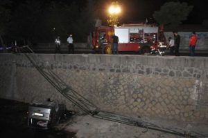 Dereye u&ccedil;an aracın s&uuml;r&uuml;c&uuml;s&uuml; y&uuml;zerek kurtuldu