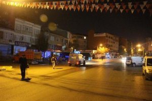 Başbakan'ın ge&ccedil;eceği yolda polislere ateş edildi