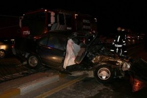 Otob&uuml;s ve otomobil &ccedil;arpıştı