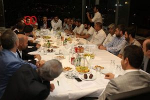 O sahurdaki iki trib&uuml;n lideri de g&ouml;zaltında