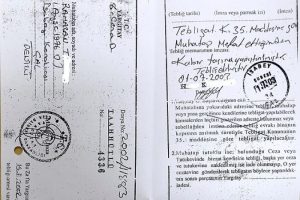 Mahkeme kararını mezara yapıştırarak tebliğ etti