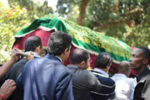 AVM katliamında &ouml;lenler toprağa veriliyor