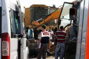 Bi&ccedil;erd&ouml;verle kamyonet &ccedil;arpıştı: 1 &ouml;l&uuml;, 3 yaralı