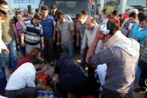 Motosiklet yayaya &ccedil;arptı