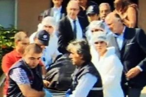 Cenazesi evinden b&ouml;yle &ccedil;ıkarıldı