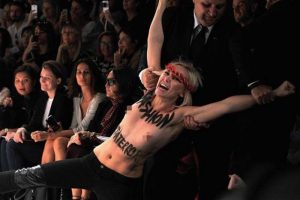 Femen podyuma &ccedil;ıktı