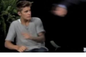 Justin Bieber'i canlı yayında kemerle d&ouml;vd&uuml; !