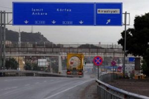 Sarı &ouml;fke D-100 karayolunu trafiğe kapattı
