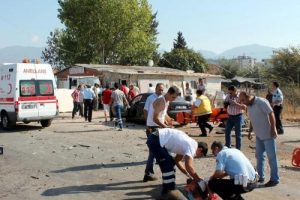 Otomobiller &ccedil;arpıştı: 2'si &ccedil;ocuk 3 yaralı
