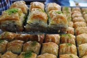 Bir tabak baklavayı 10 saniyede yedi