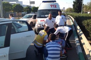 &Ccedil;arptıkları ambulanstaki g&ouml;revlilerden ilk m&uuml;dahale
